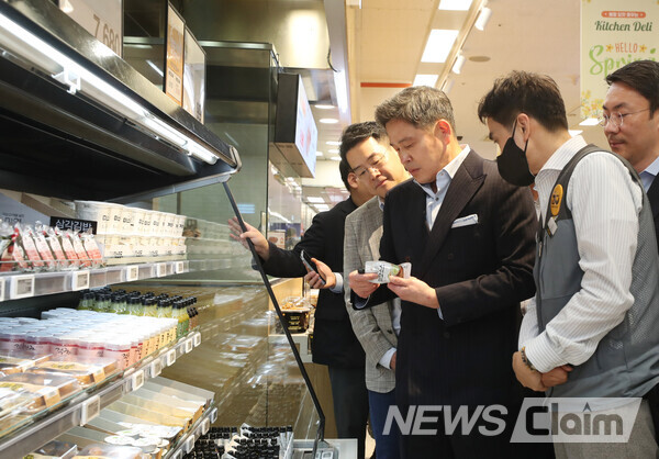 3일 오후 현장경영 차 이마트 연수점을 찾은 정용진 부회장. 사진=신세계그룹