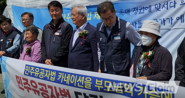 8일 오전 서울 여의도 국회 단식농성장 앞에서 진행된 '민주유공자법 제정 촉구 양대노총 기자회견'. 사진=박명규 기자