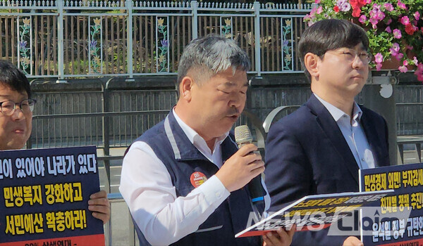 9일 오전 서울 용산 대통령 집무실 앞에서 열린 '윤석열 정부 1년 노동개악·민생외면·재벌살리기 규탄 99%상생연대 기자회견'. 사진=김성훈 기자