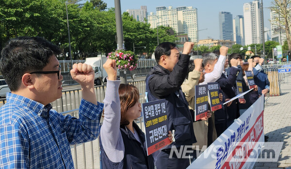 9일 오전 서울 용산 대통령 집무실 앞에서 열린 '윤석열 정부 1년 노동개악·민생외면·재벌살리기 규탄 99%상생연대 기자회견'. 사진=김성훈 기자