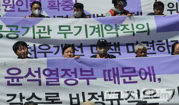 9일 오전 서울 세종문화회관 앞 계단에서 열린 '윤석열 정부 1년 공공-운수-사회서비스 노동자 대표자 선언' 기자회견'. 사진=박명규 기자