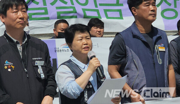 9일 오전 서울 세종문화회관 앞 계단에서 열린 '윤석열 정부 1년 공공-운수-사회서비스 노동자 대표자 선언' 기자회견'. 사진=박명규 기자