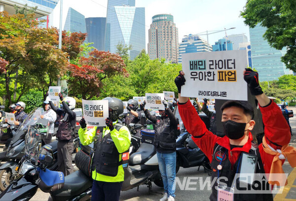 10일 오후 배달노동자 100여명이 라이더 자격제 도입, 생활임금 보장 등을 촉구하며 오토바이 행진을 하고 있다. 사진=공공운수노조