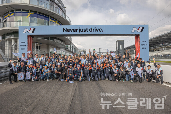‘2023 뉘르부르크링 24시 내구레이스’에 참가한 드라이버들과 스태프 전원이 다 함께 환호하고 있다. 사진=현대자동차