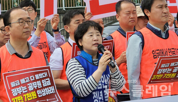 22일 오전 서울 용산 대통령실 앞에서 열린  '2024년도 공무원 임금인상 발표 기자회견'. 사진=김성훈 기자