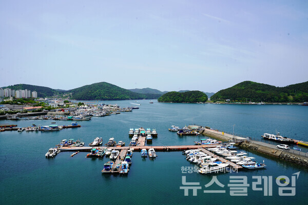 통영대교 위에서 바라보는 미수항과 호수보다 더 잔잔한 그 앞바다는 그대로 그림이다. 사진=오근식 객원위원