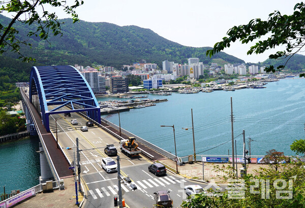 통영생태숲을 오르다 바라보니 통영운하 위의 통영대교가 더욱 육중하다. 사진=오근식 객원위원