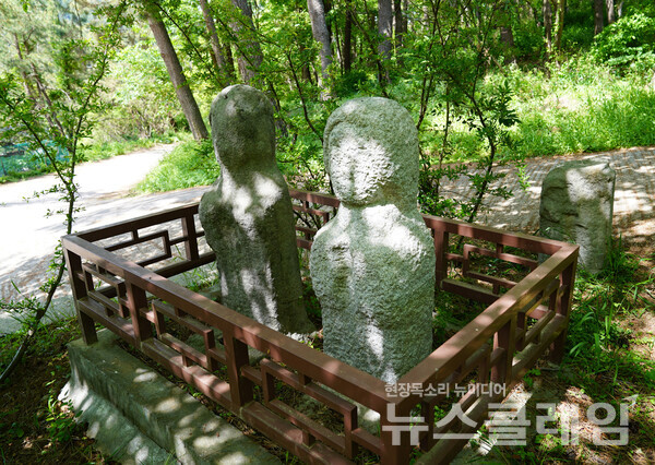 400여 년 동안 명정고개에서 사람들을 안내하다 1970년 초 어느 날 땅 속에 묻혔다가 다시 발굴된 돌장승이다. 사진=오근식 객원위원