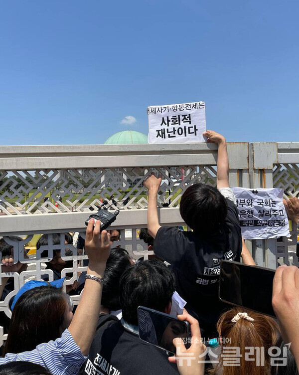 전세사기·깡통전세 피해자 전국 대책위원회와 문제해결을 위한 시민사회 대책위원회가 23일 서울 여의도 국회 앞에서 '전세사기·깡통전세 피해자 기자회견'을 마치고 민원접수를 위해 국회 민원실로 향하다 닫힌 철문과 경찰에 막혀 있다. 사진=빈곤사회연대