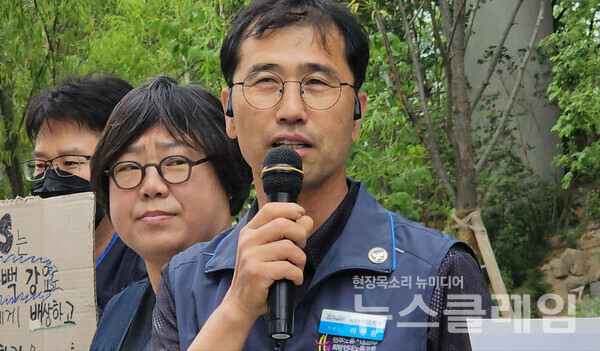 24일 오전 서울 광화문 KT빌딩 앞에서 열린 '통신대기업 KT 자뻑 실태 폭로, 허수영업 강요 규탄 기자회견'. 사진=박명규 기자