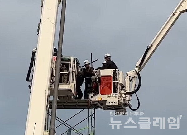 경찰이 31일 오전 전남 광양시 광양제철소 앞에서 고공농성 중인 한국노총 금속노련 김준영 사무처장에게 경찰봉을 휘두르며 진압하고 있다. 사진=금속노련