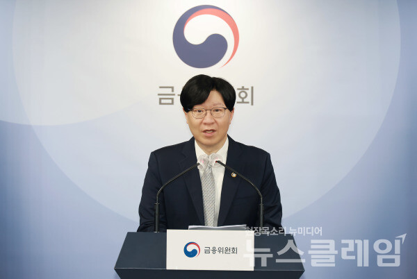 김소영 금융위원회 부위원장이 지난 30일 오전 서울 정부서울청사 합동브리핑실에서 온라인·원스톱 대환대출 인프라 개시 관련 브리핑을 하고 있다. 사진=금융위원회