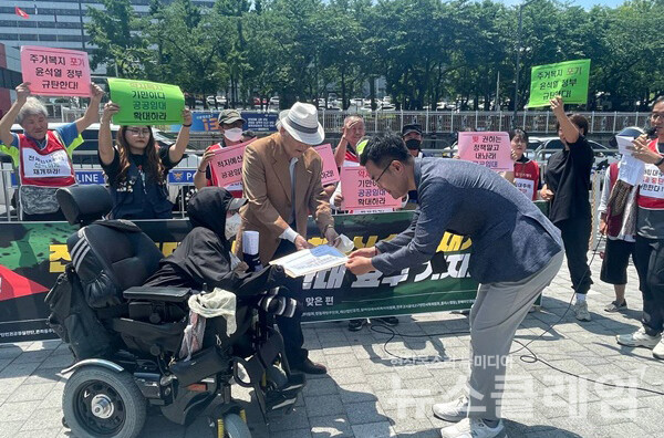 31일 오전 서울 용산 대통령실 앞에서 열린 '무책임한 전세임대주택 공급 중단 규탄 기자회견'. 사진=빈곤사회연대
