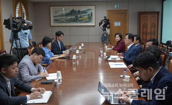이만희 국회 행정안전위원회 국민의힘 간사가 지난 7일 오전 경기 과천 중앙선거관리위원회를 여당 의원들과 함께 항의 방문해 '특혜 채용' 의혹 관련 감사원 감사를 받을 것을 촉구했다. 사진=조명희 국회의원