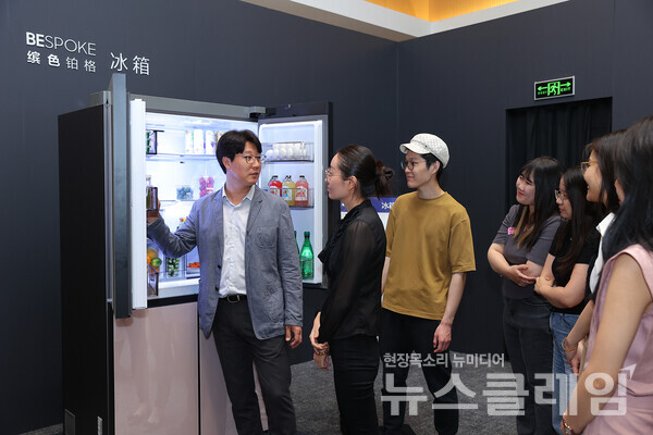 삼성전자가 중국 베이징에서 '2023 중국 테크 세미나'를 개최해 2023년형 TV와 생활가전 제품들의 신기술을 소개하고 있다. 사진=삼성전자