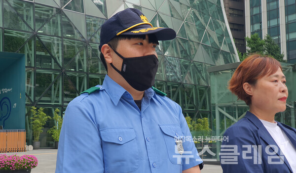 8일 오전 서울시청 앞에서 열린 '6월 최저임금 투쟁 선포 기자회견'. 사진=전국교육공무직본부