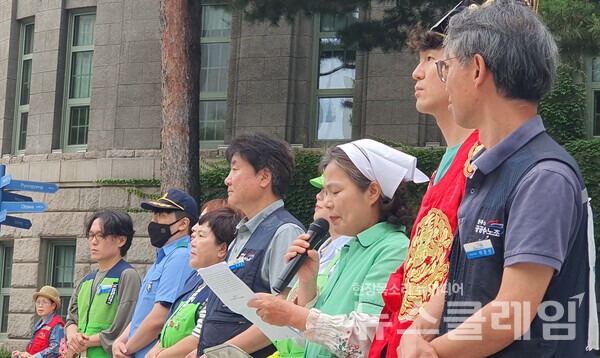 8일 오전 서울시청 앞에서 열린 '6월 최저임금 투쟁 선포 기자회견'. 사진=전국교육공무직본부