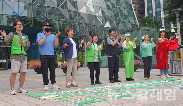 8일 오전 서울시청 앞에서 열린 '6월 최저임금 투쟁 선포 기자회견'. 사진=전국교육공무직본부