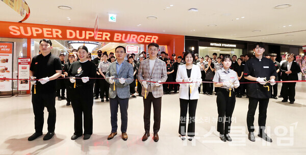 9일 아웃백과 슈퍼두퍼 동반 오픈식에 참가한 bhc그룹 박현종 회장(왼쪽에서 네 번째)과 임금옥 대표(왼쪽에서 세 번째)가 관계자들과 함께 커팅식을 실시하고 있다. 사진=bhc그룹