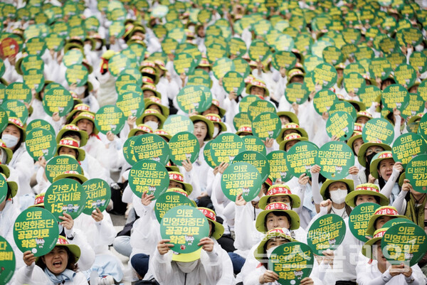 8일 오후 서울 광화문 동화면세점 앞에서 진행된 '2023년 산별총파업 투쟁 승리결의대회'. 사진=보건의료노조