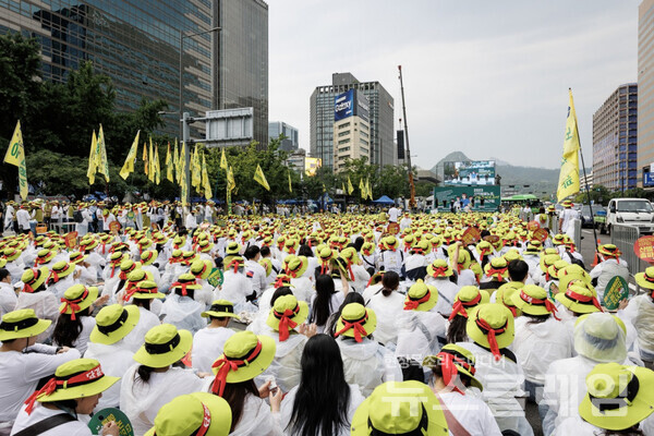 8일 오후 서울 광화문 동화면세점 앞에서 진행된 '2023년 산별총파업 투쟁 승리결의대회'. 사진=보건의료노조