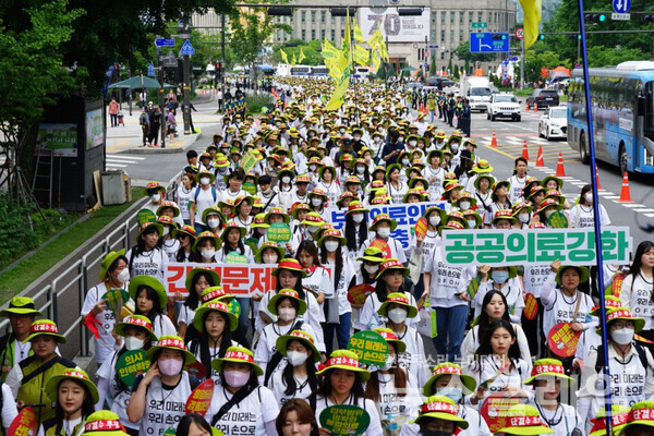8일 오후 서울 광화문 동화면세점 앞에서 진행된 '2023년 산별총파업 투쟁 승리결의대회'. 사진=보건의료노조