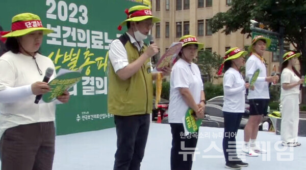 발언하는 김성윤 부산대병원 비정규직지부 시설분회장. 사진=보건의료노조