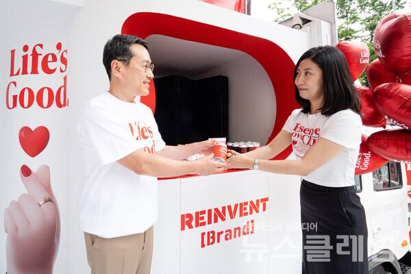 지난 12일 여의도 LG트윈타워에서 열린 행사에서 조주완 사장(왼쪽)이 직원에게 브랜드 슬로건이 새겨진 캔커피를 전달하고 있다. 사진=LG전자