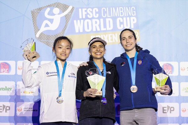 시상대 위에서 환한 표정을 보이고 있는 노스페이스 애슬리트팀 서채현 선수 좌측(맨 좌측, 국제스포츠클라이밍연맹 제공)