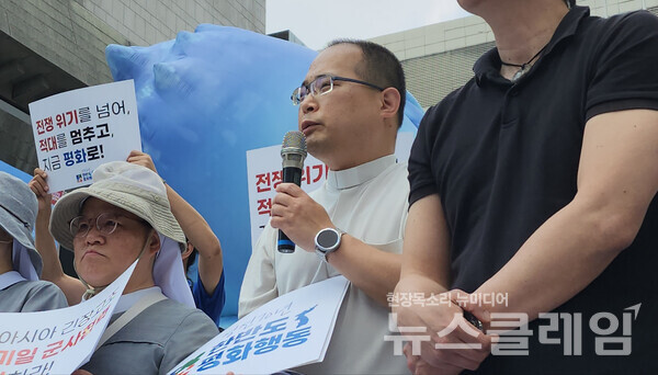 13일 오전 서울 종로구 세종문화회관 앞 계단에서 열린 '정전 70년, 한반도 평화를 위한 글로벌 평화행동의 달 선포 기자회견'. 사진=박명규 기자