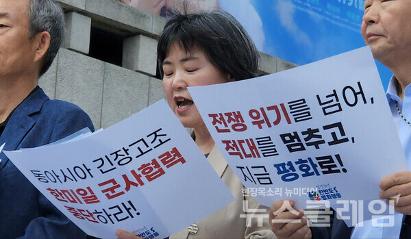 13일 오전 서울 종로구 세종문화회관 앞 계단에서 열린 '정전 70년, 한반도 평화를 위한 글로벌 평화행동의 달 선포 기자회견'. 사진=박명규 기자