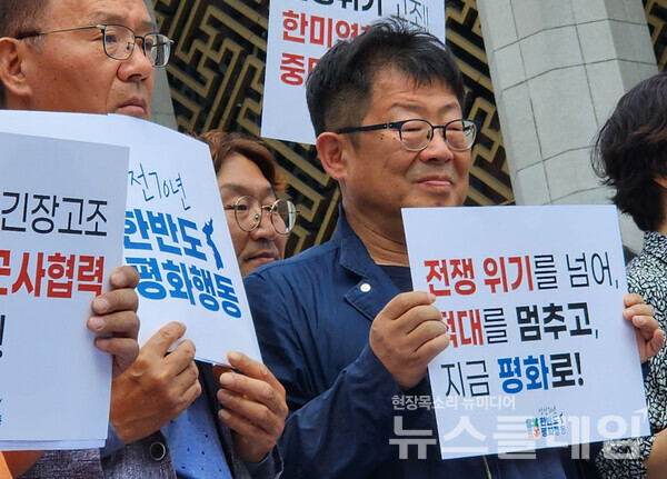 13일 오전 서울 종로구 세종문화회관 앞 계단에서 열린 '정전 70년, 한반도 평화를 위한 글로벌 평화행동의 달 선포 기자회견'. 사진=박명규 기자