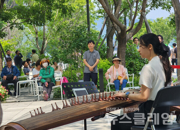 13일 오후 서울 광화문광장에서 시민들을 위한 가야금 공연이 펼쳐지고 있다. 사진=김서윤 기자