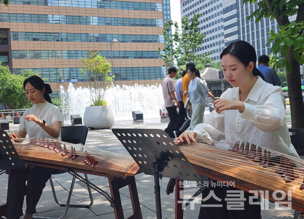 13일 오후 서울 광화문광장에서 시민들을 위한 가야금 공연이 펼쳐지고 있다. 사진=김서윤 기자