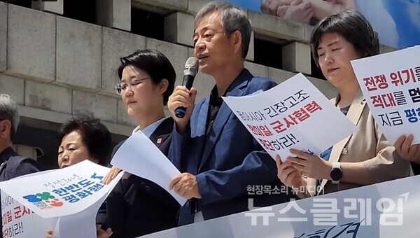 13일 오전 서울 종로구 세종문화회관 앞 계단에서 열린 '정전 70년, 한반도 평화를 위한 글로벌 평화행동의 달 선포 기자회견'. 사진=박명규 기자