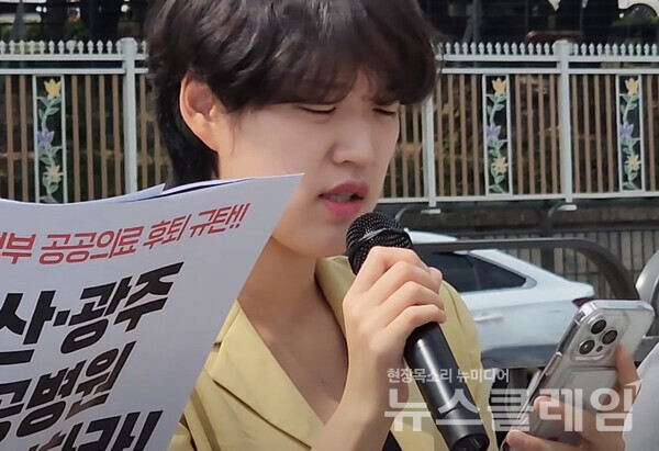 14일 오전 서울 용산 대통령실 앞에서 열린 '윤석열 정부 공공의료 후퇴 정책 규탄 및 대응 방안 마련 촉구 기자회견'서 발언하는 조희흔 참여연대 사회복지위원회 간사. 사진=김성훈 기자