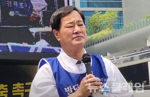 14일 오후 서울 용산역 건너편 장디광장에서 열린 '발달장애인 전 생애 권리기반 지원체계 구축 촉구 오체투지'. 사진=김동길 기자