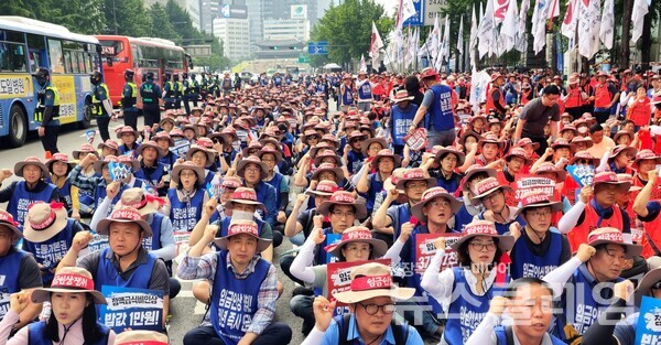 14일 오후 서울 중구 세종대로 일대에서 열린 '공무원노동조합 총력투쟁 선포대회'. 사진=공노총
