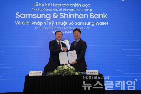 지난 14일 베트남 호치민에 위치한 비텍스코 타워 삼성 쇼케이스에서 신한베트남은행과 삼성전자 베트남 판매법인이 삼성월렛 및 금융서비스 활성화를 업무협약식을 체결하고, 신한베트남은행 강규원 법인장(오른쪽)과 삼성전자 베트남 판매법인 이청용 법인장이 기념촬영을 하고 있다. 사진=신한은행