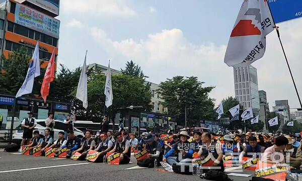 15일 오후 서울역 인근에서 열린 '전국철도노조 철도노동자 총력 결의대회'. 사진=김성훈 기자