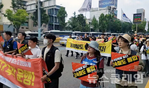 15일 오후 서울역 인근에서 열린 '전국철도노조 철도노동자 총력 결의대회'. 사진=김성훈 기자
