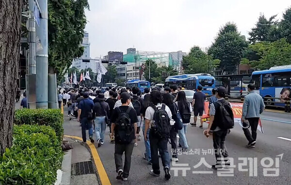 15일 오후 서울역 인근에서 열린 '전국철도노조 철도노동자 총력 결의대회'. 사진=김성훈 기자