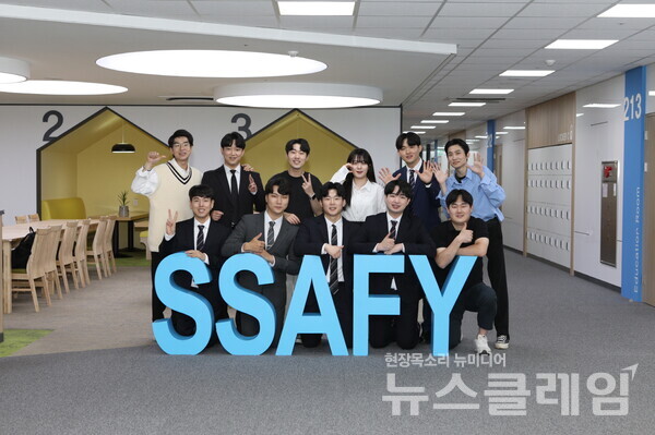 광주광역시에 위치한 'SSAFY 광주 캠퍼스' 8기 교육생들이 수료식을 앞두고 기념 촬영을 하고 있다. 사진=삼성전자