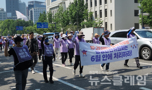 16일 오전 서울 중구 서울시청 앞에서 이태원참사 유가족 및 시민대책회의 회원들이 10.29 이태원참사 진상규명특별법 행정안전위원회 통과를 촉구하며 국회 방향으로 행진하고 있다. 사진=김성훈 기자
