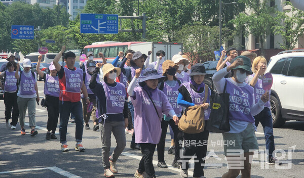 16일 오전 서울 중구 서울시청 앞에서 이태원참사 유가족 및 시민대책회의 회원들이 10.29 이태원참사 진상규명특별법 행정안전위원회 통과를 촉구하며 국회 방향으로 행진하고 있다. 사진=김성훈 기자