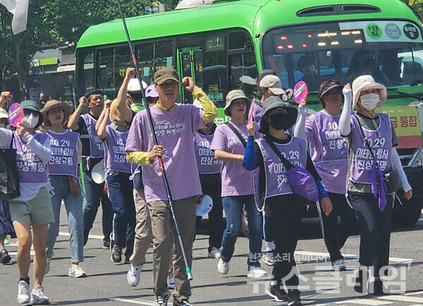 16일 오전 서울 중구 서울시청 앞에서 이태원참사 유가족 및 시민대책회의 회원들이 10.29 이태원참사 진상규명특별법 행정안전위원회 통과를 촉구하며 국회 방향으로 행진하고 있다. 사진=김성훈 기자