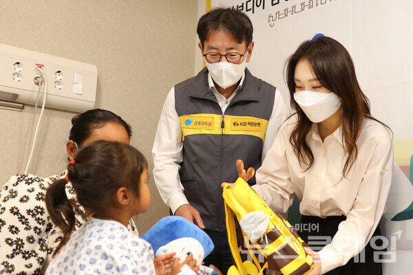 지난 15일 부천 세종병원에서 이재근 KB국민은행장(오른쪽 2번째)과 최민정 KB금융그룹 후원 쇼트트랙 선수(오른쪽 1번째)가 '캄보디아 심장병 어린이 의료지원' 을 통해 수술을 마친 아이들에게 선물을 전달하고 있다. 사진=KB국민은행