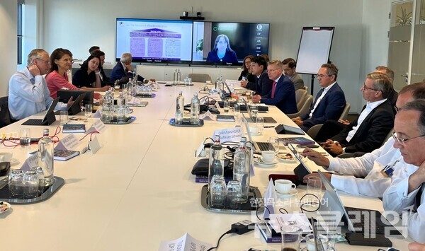 지난 9일 네덜란드 라보뱅크 본부에서 유럽협동조합은행협회(EACB) 회원기관 대표자들이 협동조합 비즈니스 모델 촉진을 위한 방안 등을 논의했다. 사진=새마을금고중앙회