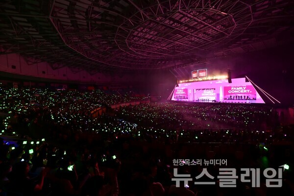 롯데면세점 패밀리콘서트 공연이 진행 중인 무대 전경. 사진=롯데면세점