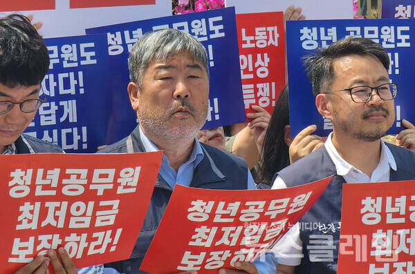 19일 오전 서울 용산 대통령실 앞에서 열린 '청년공무원 최저임금 보장 요구 기자회견'. 사진=박명규 기자